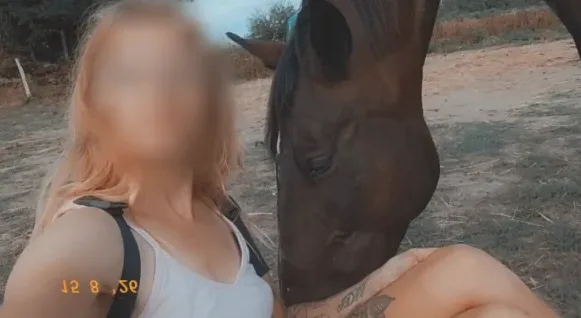 Claudia, 33
