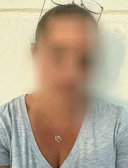 Manuela, 33