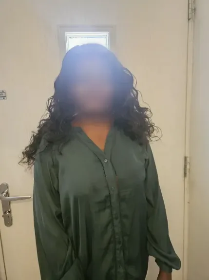 Nina, 33